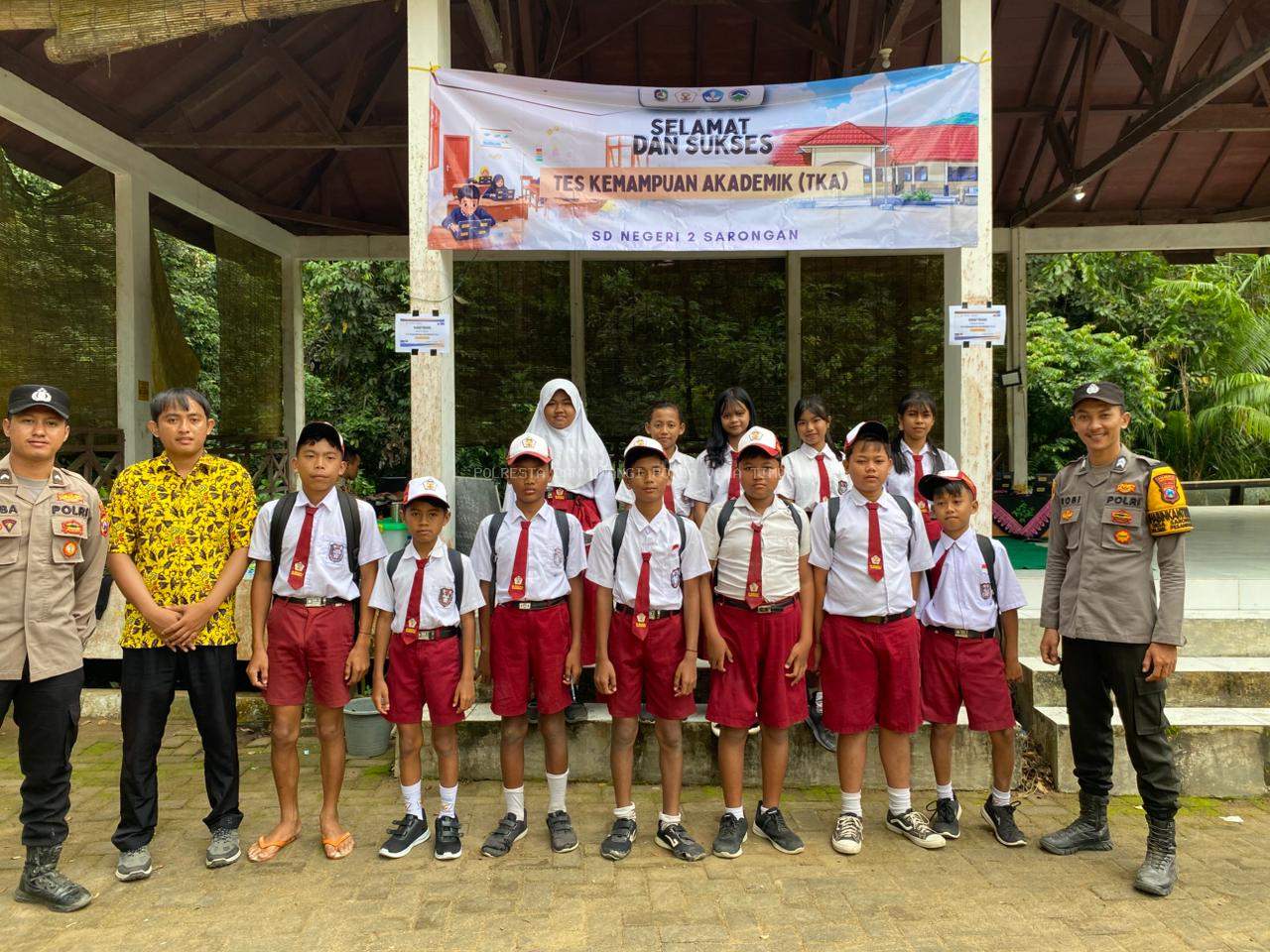 Melayani Dengan Hati: Bhabinkamtibmas Sarongan Banyuwangi Kawal Anak Sekolah Tempuh Jalan Rusak Demi TKA